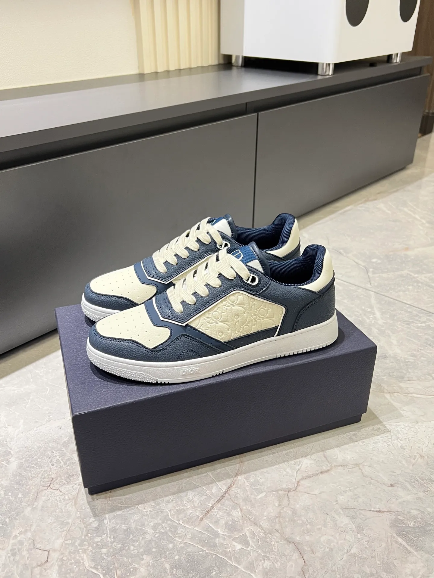 Men's shoes 💰p400 "Dio*" mid-top B27 casual sneakers. This B27 high-top sneaker is a new product in the series and continues Di*r's classic style. Crafted from gray and white smooth calf leather with beige and black Oblique print panels on the sides. The "CD Icon" shaped shoelace eyelets are clever and delicate, and the two-color rubber sole, rear collar and heel are all equipped with the brand's iconic details to enhance the style. Oblique printed straps at the ankle allow for an adjustable fit to complement the overall design. Fashionable and versatile, it can complement any look. Create an exquisite design with unique dynamic vitality and modern atmosphere, presented in low-top and high-top styles. This new must-have shoe adds a new dimension to Dior's archive heritage, embodying modern elegance. Purchase the original version and make it 1:1. If you need top quality, please come to me! Male 38-44!